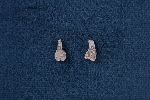 ちいさな蕾のピアスの画像1枚目