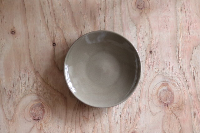 シンプルな丸皿　グレージュ１８cmの画像1枚目