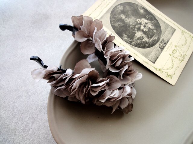 紫陽花のバナナクリップ ■ 7色展開 Opportunity ■ ココアグレイの画像1枚目