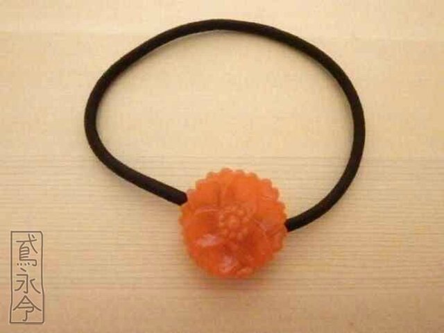 髪ゴム 不透明橙色の12枚花びらの花の画像1枚目
