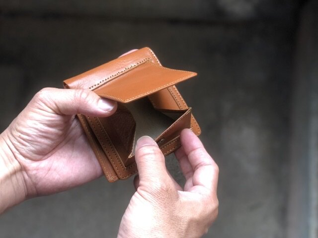 2つ折り財布 茶色 コインが取り出しやすいです。カードも沢山入りますの画像1枚目