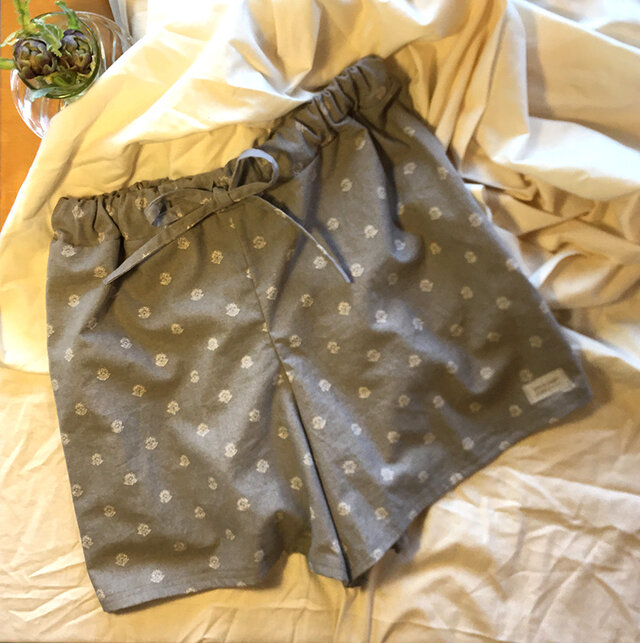 リネン入り生地のショートパンツ