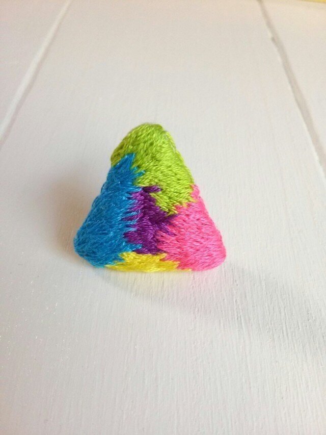 三角カラフルの刺繍ブローチ(pop color)の画像1枚目