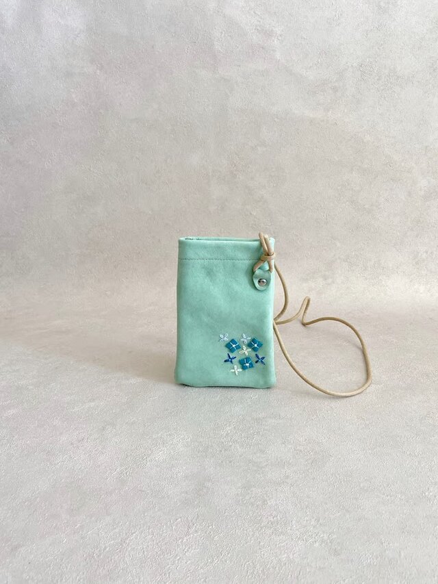 くすみ色レザーと刺繍 紫陽花 スマホ ポシェット ちょっとだけ 本革 くすみ グリーン スマホポーチ Iichi ハンドメイド クラフト作品 手仕事品の通販 くすみ色レザーと刺繍 紫陽花 スマホ ポシェット ちょっとだけ 本革 くすみ グリーン スマホポーチ Iichi ハンドメイド クラフト作品 手仕事品の通販