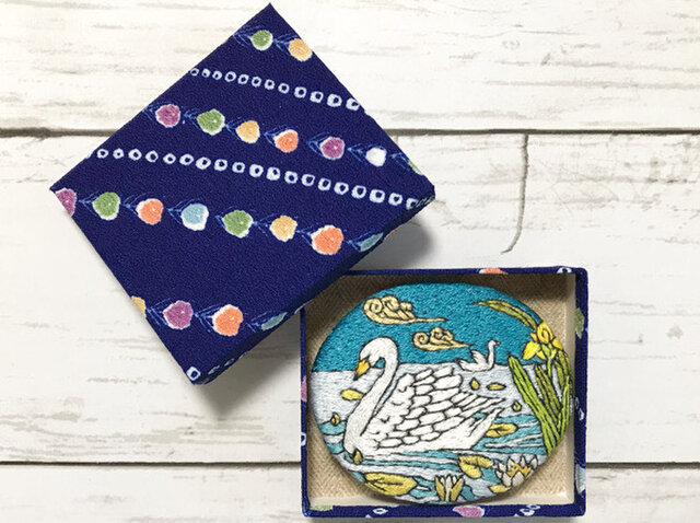 手刺繍ブローチ モーリス ピヤール ベルヌーイ 装飾の動物 の白鳥 Iichi ハンドメイド クラフト作品 手仕事品の通販