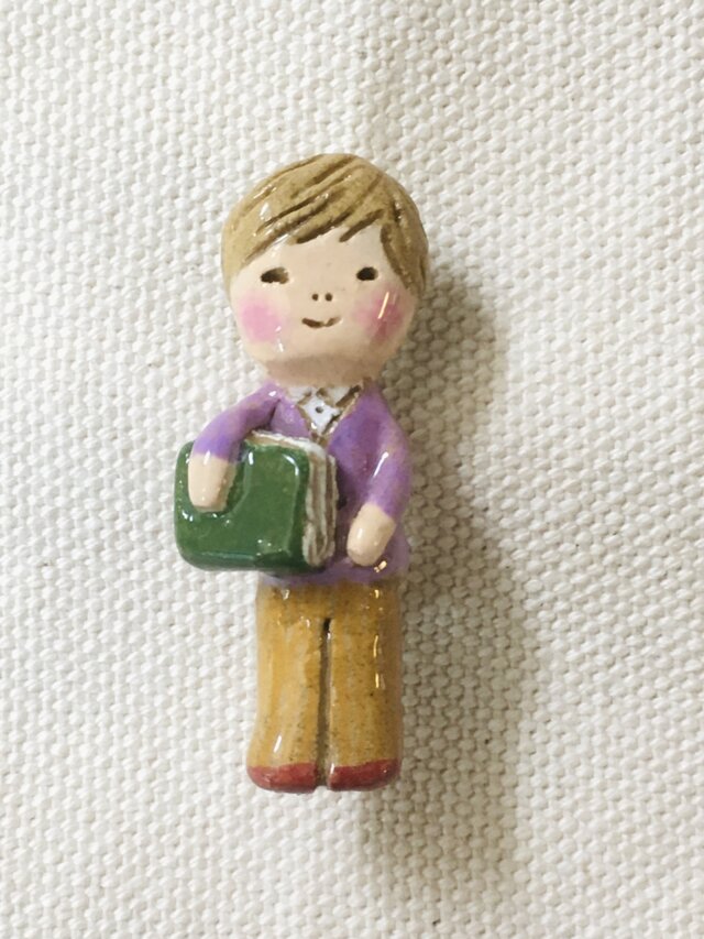 ブローチ【本を持つ】の画像1枚目