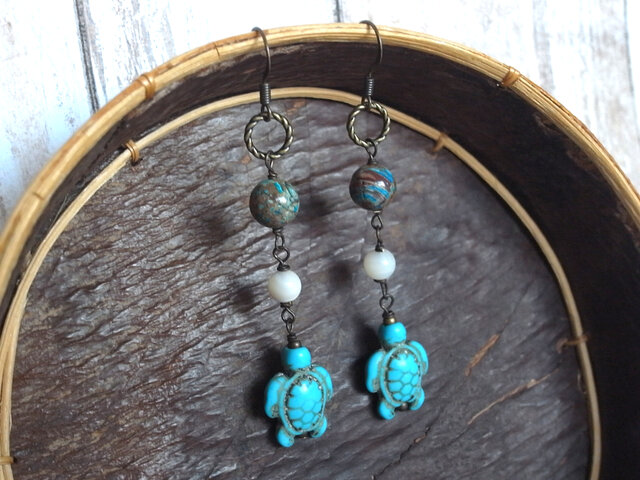 ピアス 人工ターコイズの亀さんビーズ | iichi 日々の暮らしを心地よく