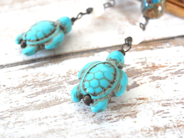 ピアス 人工ターコイズの亀さんビーズ | iichi 日々の暮らしを心地よく