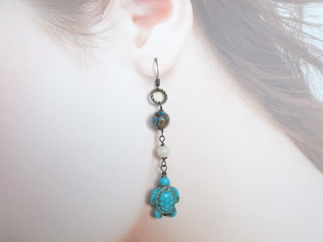 ピアス 人工ターコイズの亀さんビーズ | iichi 日々の暮らしを心地よく