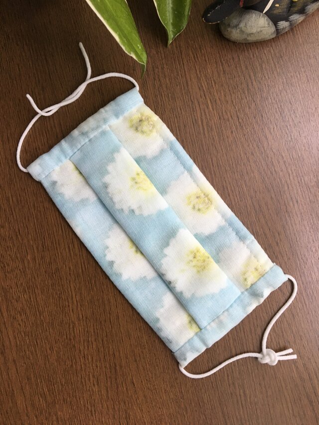 新柄登場!青空に白いダリア・・レディースプリーツマスク(薄手)ちょっと大きめの画像1枚目