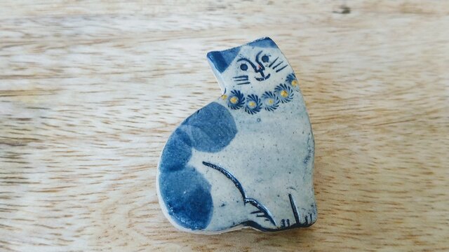おすまし猫のブローチの画像1枚目