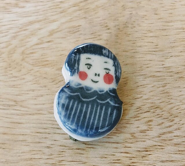 ひょうたん女の子のブローチの画像1枚目
