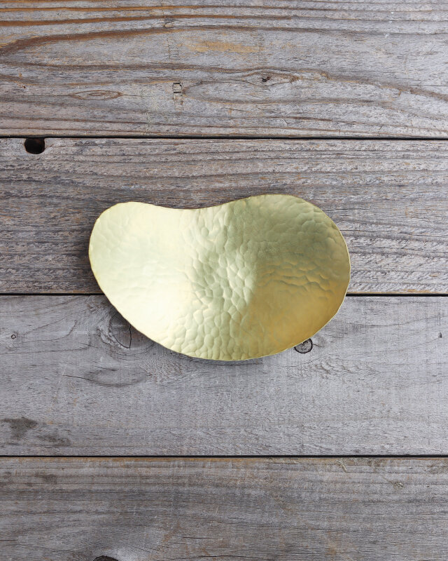 鎚目模様の勾玉皿（真鍮） | iichi 日々の暮らしを心地よくする