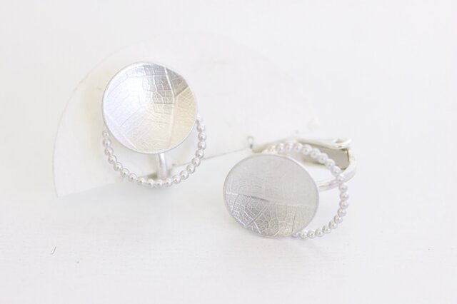 Round vein pearl wire 葉脈パール線イヤリングの画像1枚目