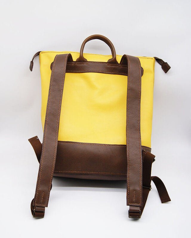 革のバイカラーリュック 手縫い 黄×茶 | iichi 日々の暮らしを心地よく