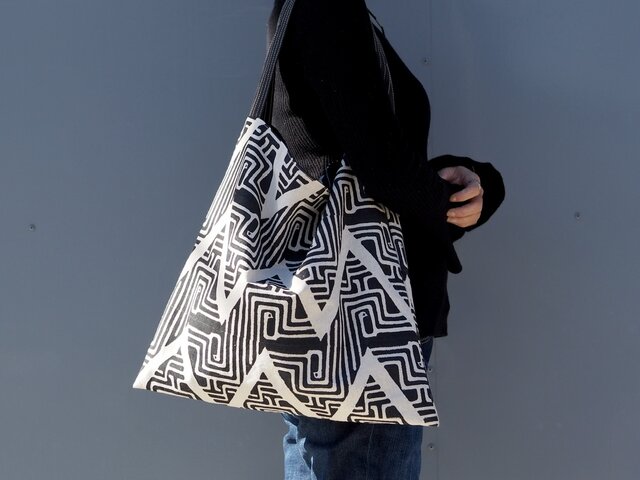 ワンショルダーバック　リネン✖️刺繍 柄から作ったリネンショルダーバッグ | iichi 日々の暮らしを