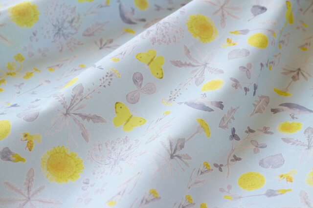 カットクロス・meadow flowers ライトブルー / 60番手ローン 50cm×72cmの画像1枚目