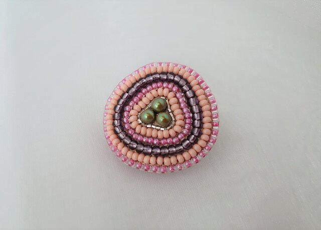 紫陽花 (a) ほんのり三角のビーズ刺繍ブローチ | iichi 日々の