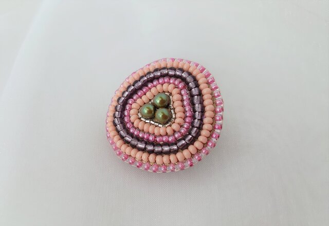 紫陽花 (a) ほんのり三角のビーズ刺繍ブローチ | iichi 日々の暮らしを