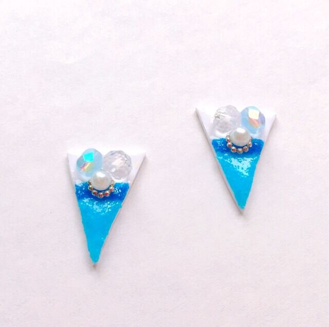 青い洞窟で見つけた三角パールビジューピアス / イヤリングの画像1枚目