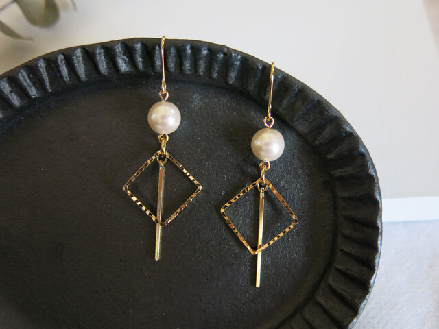 パール×ゴールドメタルパーツのピアス スティックピアス イヤリング