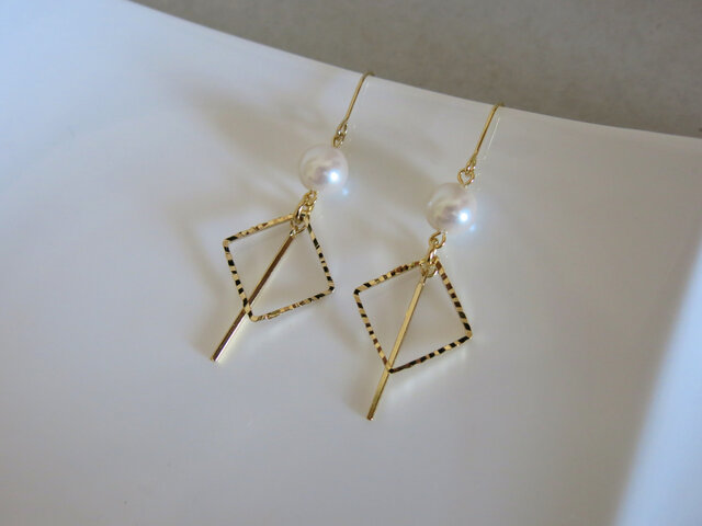 パール×ゴールドメタルパーツのピアス スティックピアス