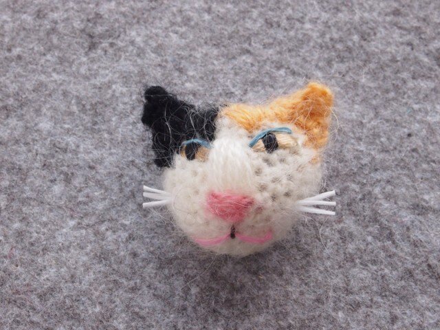8割れ猫ブローチ kuro×beigeの画像1枚目