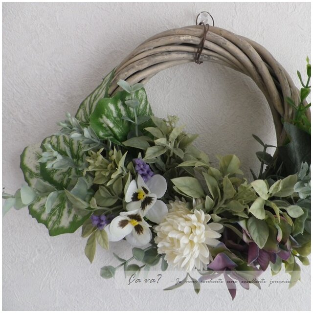 白いパンジーと優しいグリーンのリース♪