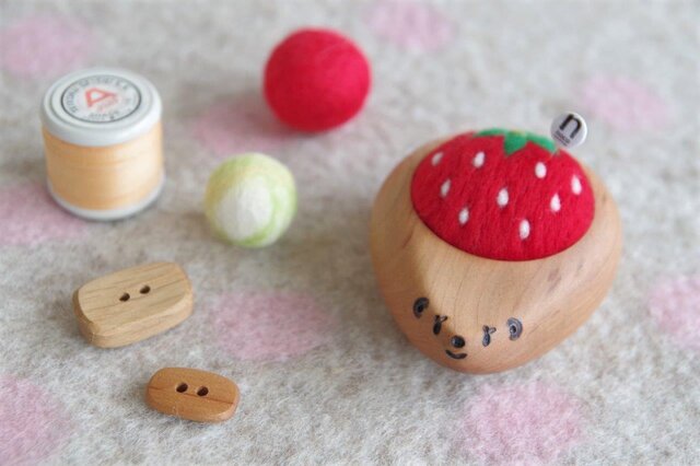 ハリネズミの羊毛ピンクッション 【針山】真っ赤ないちご strawberryの画像1枚目