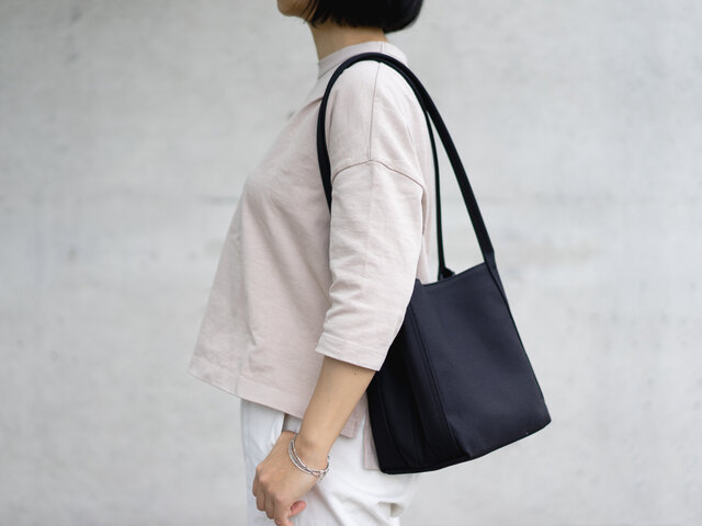 Shiribari tote M ブラック | iichi 日々の暮らしを心地よくする