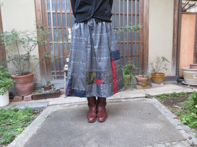 着物リメイク☆シックグレイ紬に赤や紺の紬をパッチ♪78㎝丈の画像1枚目