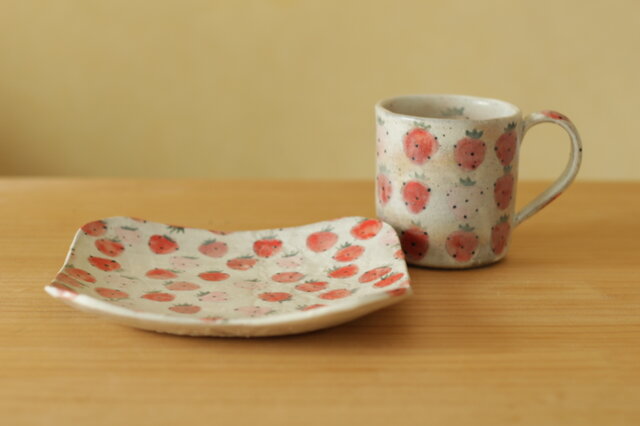 ※ O様オーダー品 粉引き赤とピンクのイチゴのカップとトースト皿。の画像1枚目