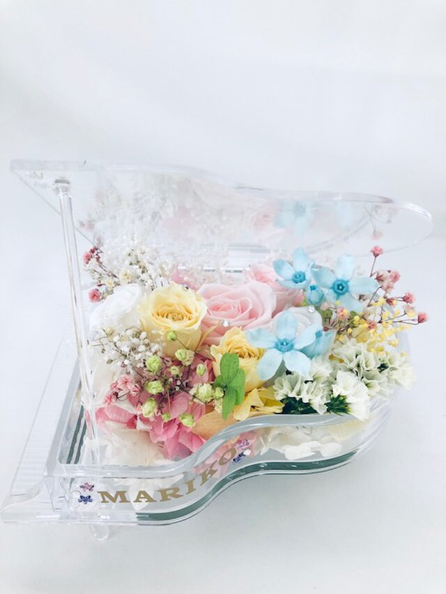 プリザーブドフラワー グランドピアノシリーズ 淡い色した花たちのピュアな輝きに四ツ葉のクローバーをそえて フラワーケース付き Iichi ハンドメイド クラフト作品 手仕事品の通販