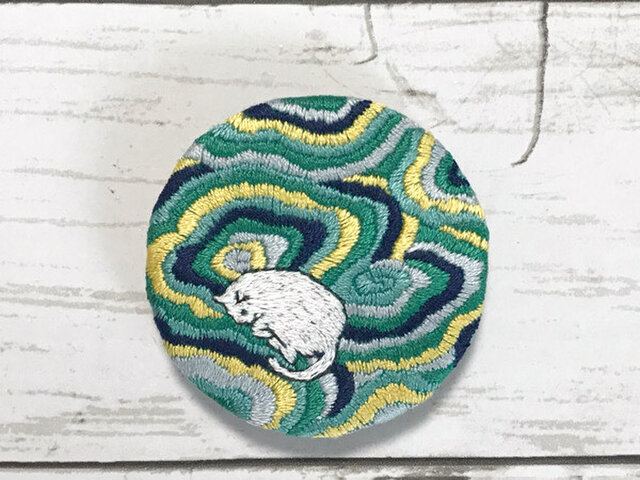手刺繍猫ブローチ*眠り猫の画像1枚目