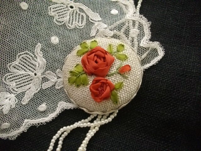 送料込 リボン刺繍エクリュブローチの画像1枚目