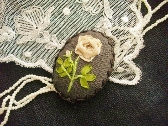 送料込 リボン刺繍ブラウンブローチの画像1枚目