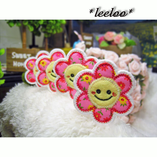 小さなお花のスマイルマーク★にこにこワッペン★赤花5.5-4枚の画像1枚目