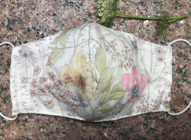 夏用 アゴまで隠れる立体マスク☆リバティ・タナローン ワンポイント刺繍入り フィルターポケットあり 1枚の画像1枚目