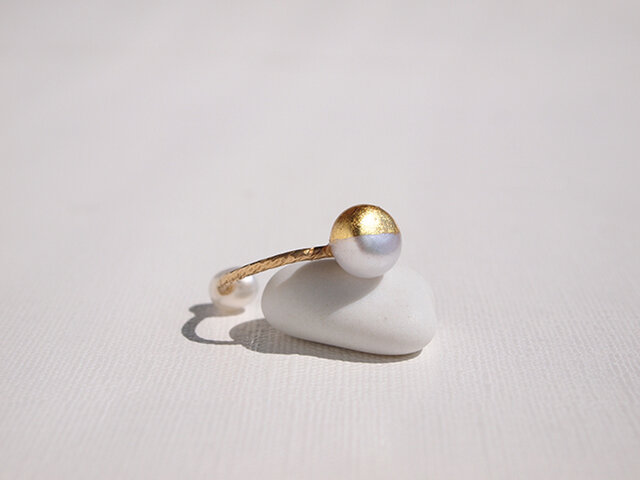 3pearlsイヤーカフ/Gold&White(淡水パール、金箔、14kgf)の画像1枚目