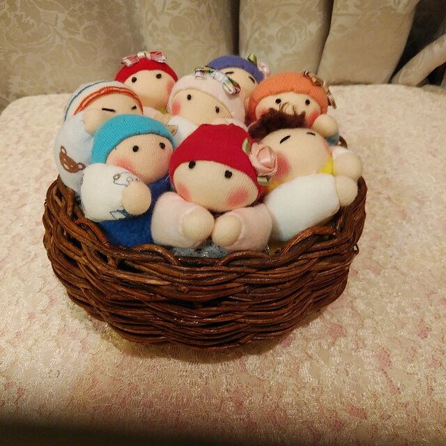 赤ちゃん人形8個(容器付き)送料無料の画像1枚目