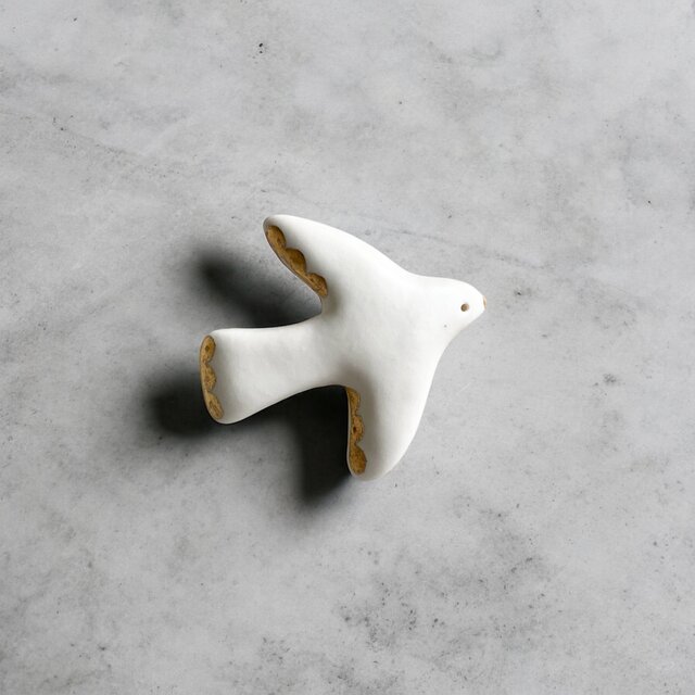 陶ブローチ 白い小鳩