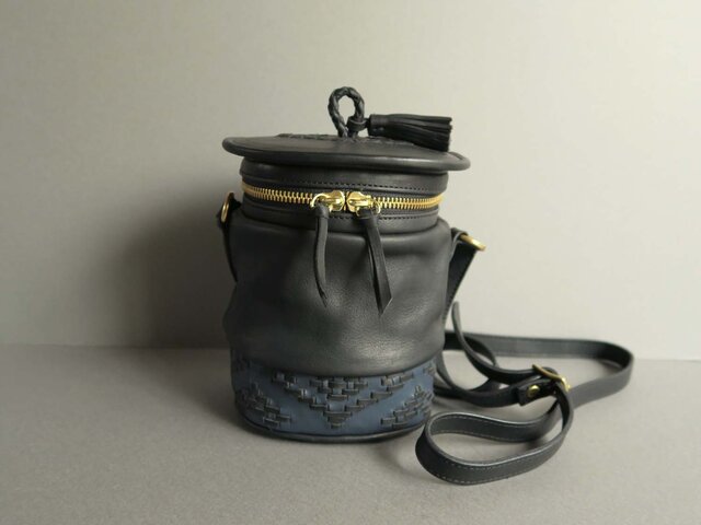 shoulder pot bag -orient (black×blue)の画像1枚目