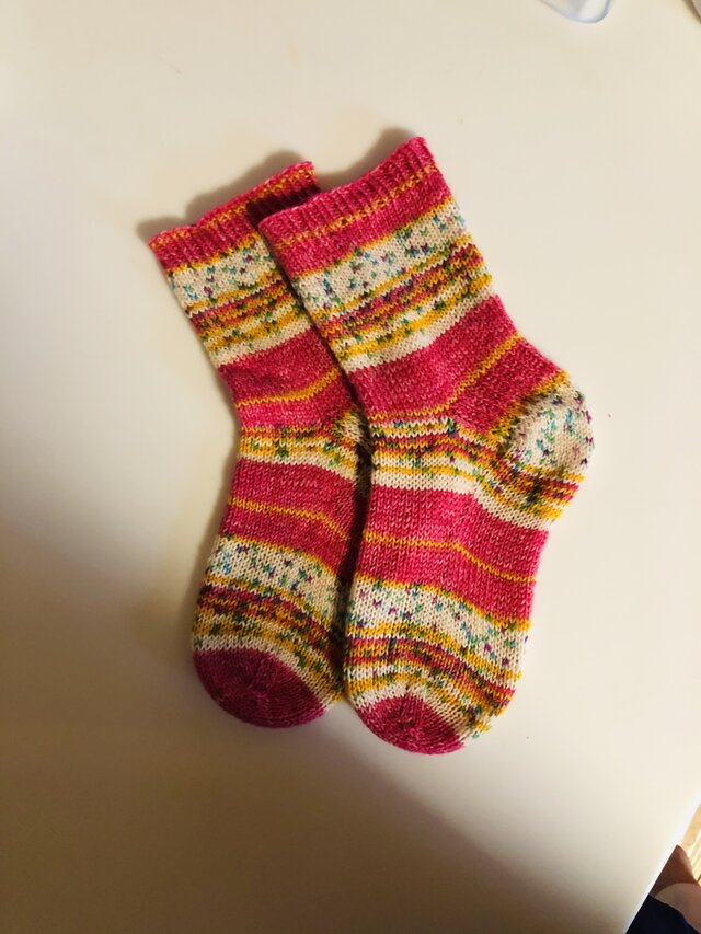 No.335 手編み靴下　赤ずきんちゃん