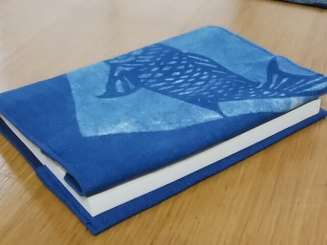藍染めブックカバー（文庫本サイズ） | iichi 日々の暮らしを