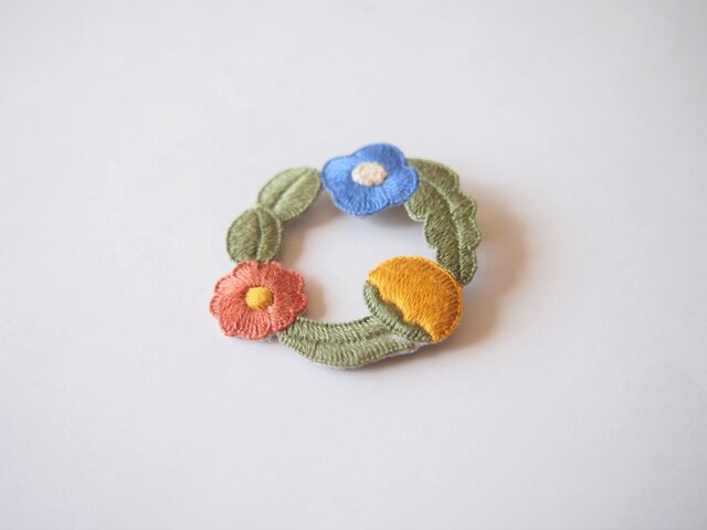 受注制作］お花たちのつながるリースの刺繍ブローチ（un） | iichi