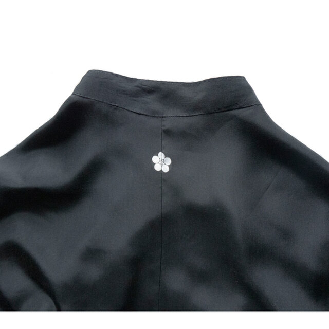 ブラック(黒)シルクスタンドカラーシャツ、家紋入りの着物リメイク MOMOZONO originalの画像1枚目