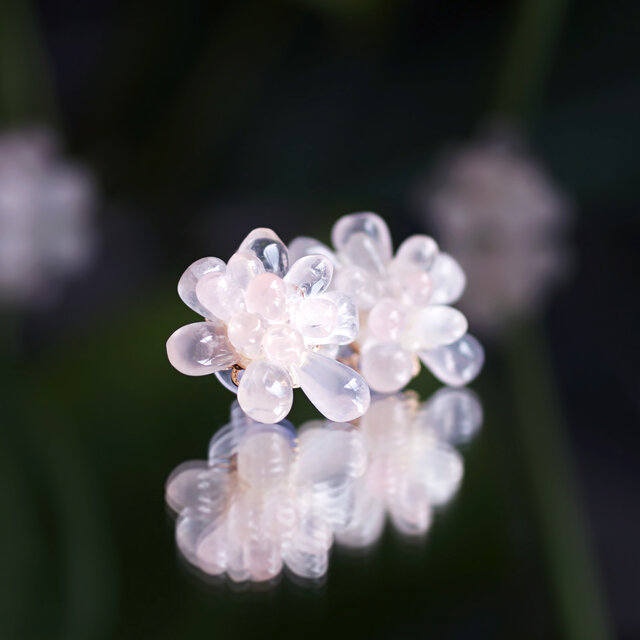 ローズクォーツによる蓮の花のピアス ~Lotus flowerの画像1枚目