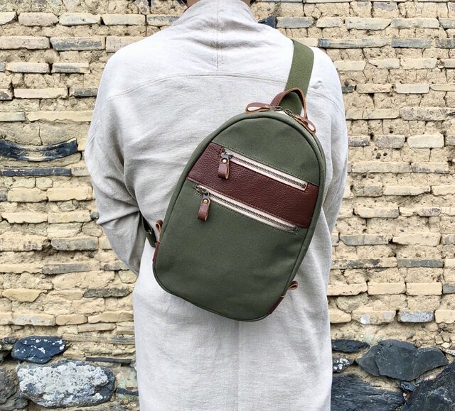 ハンドメイド・帆布&革のボディバッグ〈カーキ〉 帆布＆革のボディバッグ〈カーキ〉 | iichi 日々の暮らしを心地よく