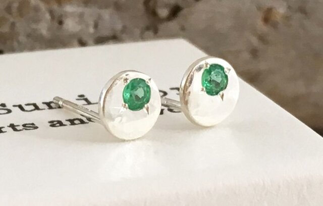 銀の満月◇エメラルド・ピアス◇Natural Emerald◇SV スタッドの画像1枚目