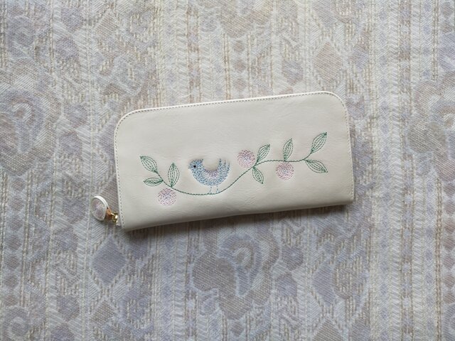刺繍革財布『幸せな青い鳥』WHITE（牛革）ラウンドファスナー☆スリムタイプ☆の画像1枚目